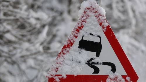 Zbog snijega se saobraća otežano u zapadnih krajevima