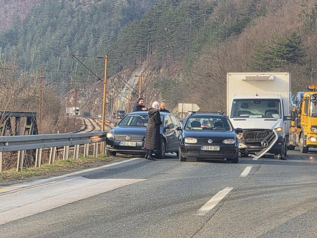 Zbog sudara tri automobila otežan saobraćaj kod Žepča