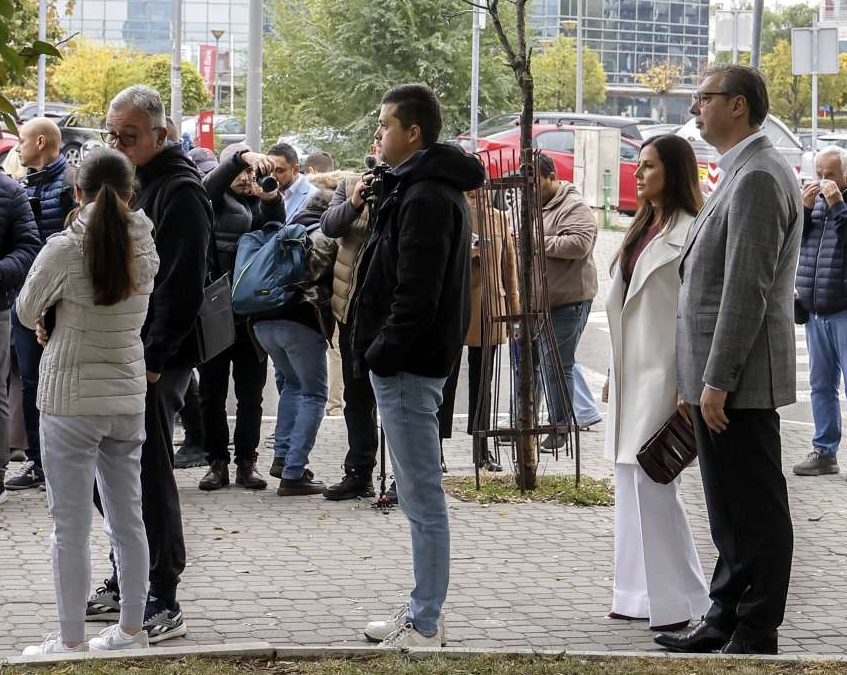Zbog velikih gužvi Vučić čekao u redu dva sata da glasa