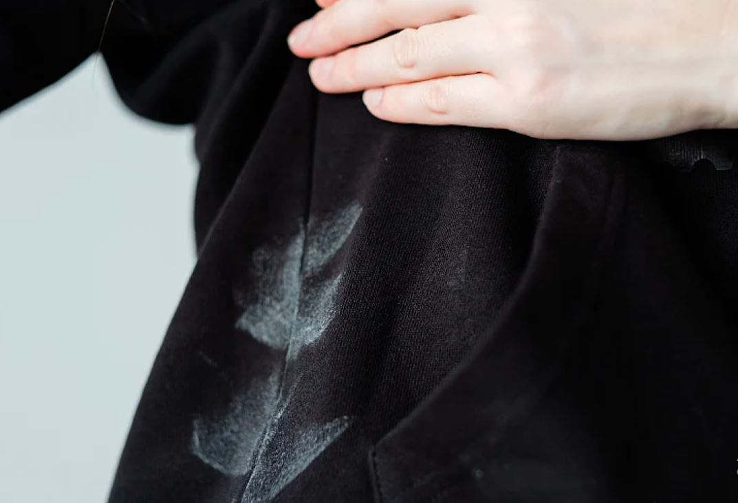 Zbogom flekama na jakni: Stručnjak otkrio kako je oprati bez oštećenja