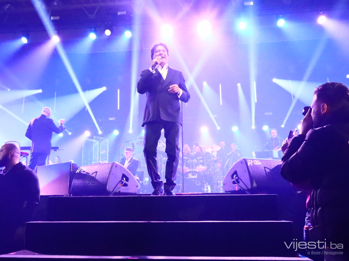 Zdravko Čolić započeo drugi koncert u Sarajevu: Puna Zetra uživa u hitovima