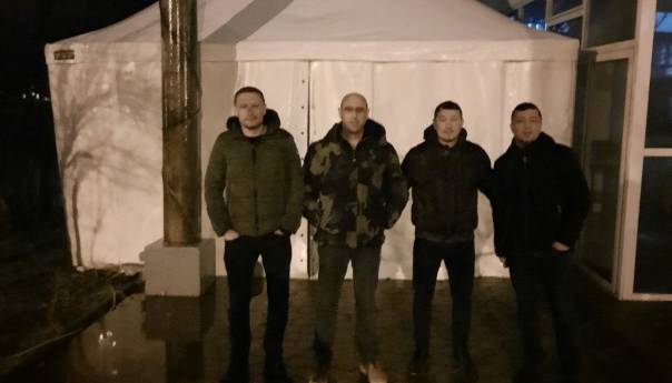 Zdravstveni radnici postavili šator ispred zgrade Vlade HNK