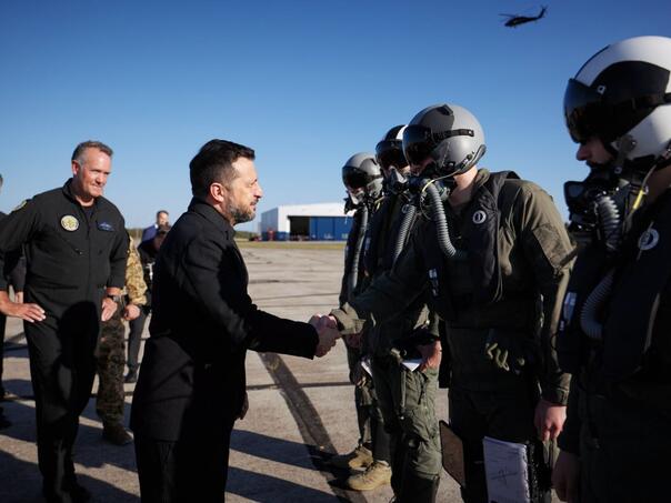 Zelenski pokazao novu generaciju ukrajinskih pilota: Obučavaju se za F-16 i Gripen