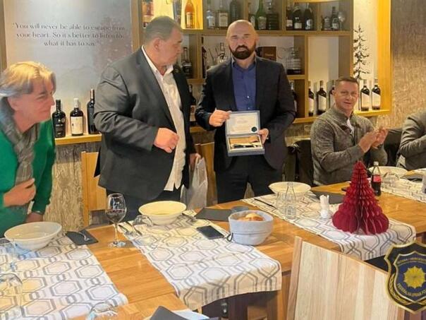 Zeljković uručio ministru Isaku poklon kolektiva Federalne uprave policije