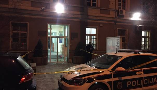 Žena nožem napala policajca ispred stanice u centru Sarajeva