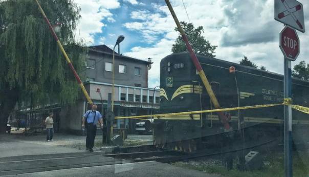 Žena poginula prilikom udara voza u Lukavcu
