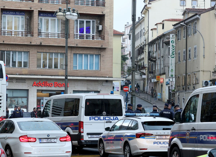 Žena umrla na stubištu, muškarac povrijeđen u stanu u Rijeci
