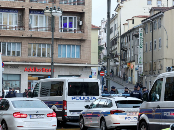 Žena umrla na stubištu, muškarac povrijeđen u stanu u Rijeci