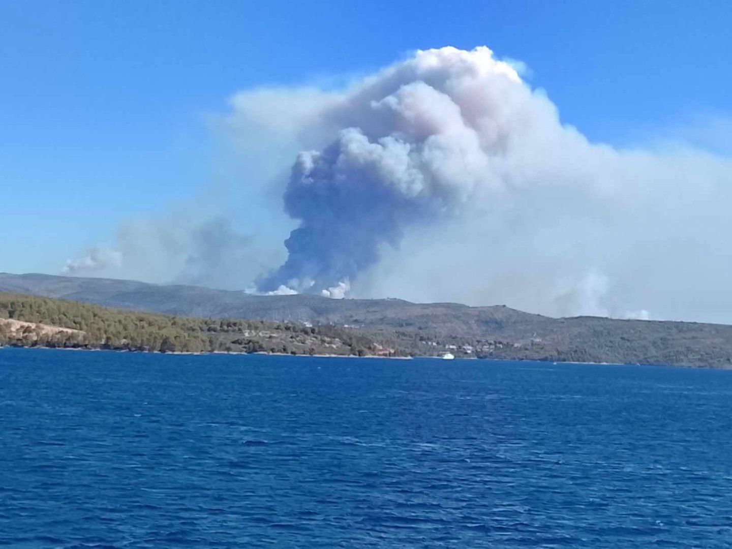 Žena životno ugrožena nakon utapanja: Pala s broda tokom evakuacije s Brača