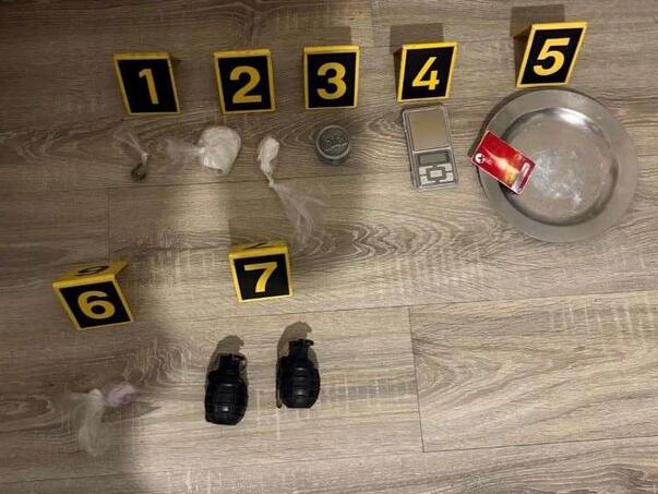 Zenica: Policija zaplijenila skoro 5 kg droge i bombe, pala mreža dilera