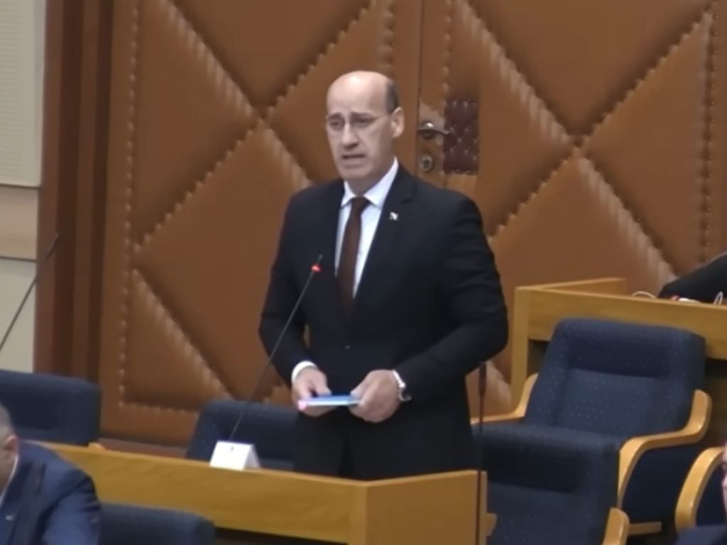 Žestoka rasprava zbog zastave s ljiljanima: "Prijetite građanima policijom"