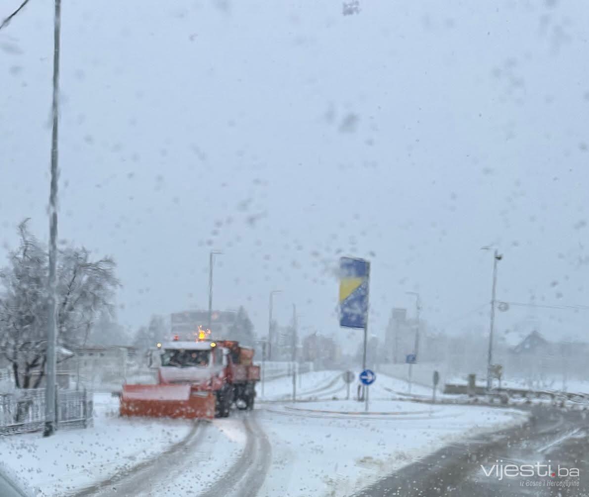 Zimska služba u Tuzli od ranog jutra čisti puteve, šetališta...