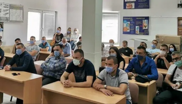 Živinice: Oko 50 članova Foruma mladih SDP-a pristupilo SDA