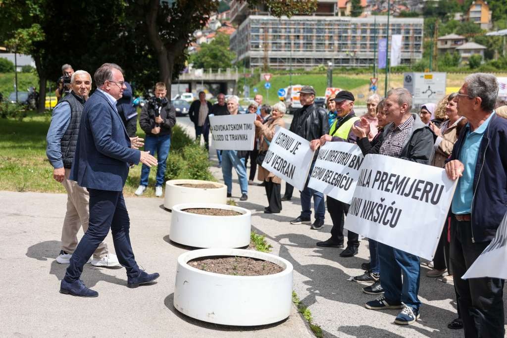 Zrak izlazi iz stečaja: Penzioneri zahvalili Nikšiću i Lakiću na spašavanju firme