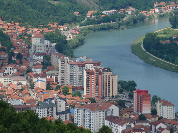 Zvornik: Žena skočila sa šestog sprata zgrade